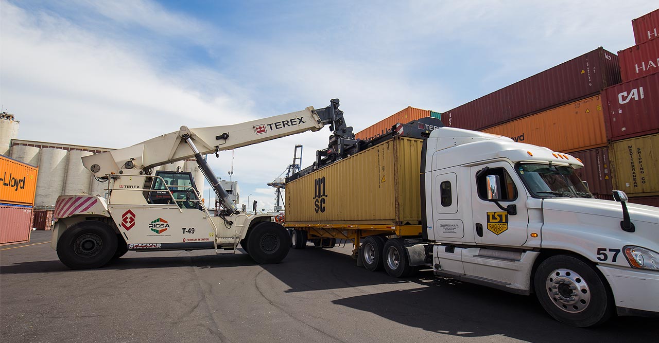 Traslado de contenedores y carga suelta